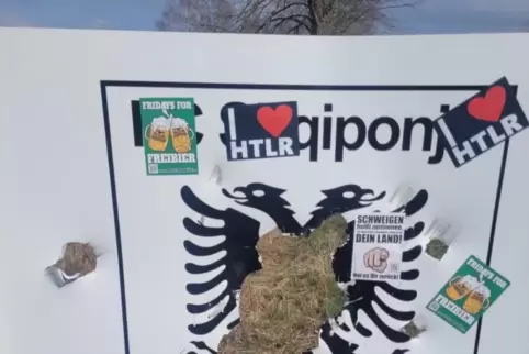 Die Polizei sucht Zeugen, die Angaben zu den rassistischen Aufklebern machen können. 