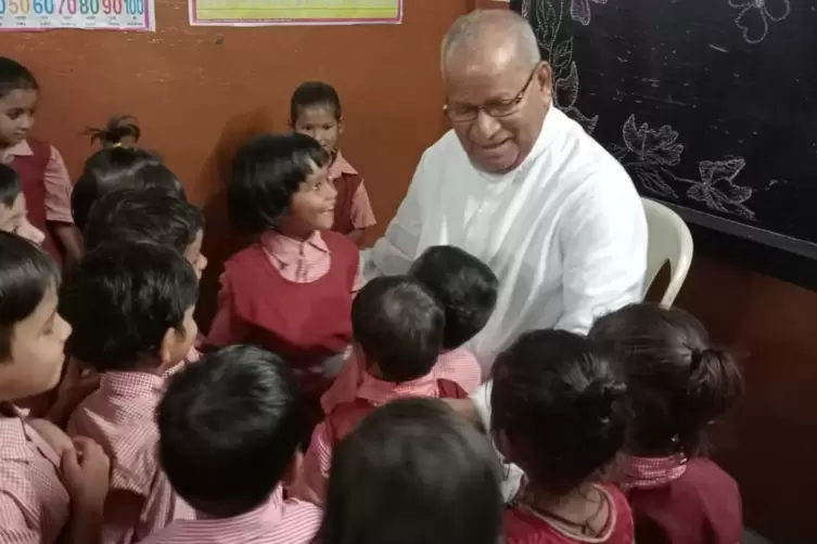 Pater Franklin umringt von Kindern, die dank der Indienhilfe versorgt werden. 
