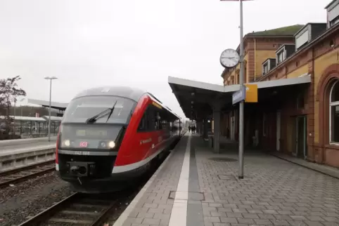 Der letzte Zug von Saarbrücken hält im aktuellen Fahrplan in Zweibrücken und fährt nicht nach Pirmasens weiter. 