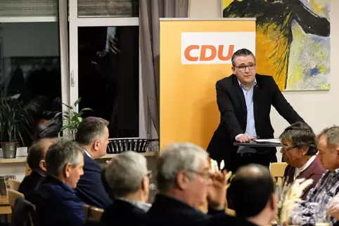  CDU-Landtagsfraktionschef Gordon Schnieder (3.v.l.) hört in Contwig der Rede des Verbandsvorsitzenden Björn Bernhard zu.