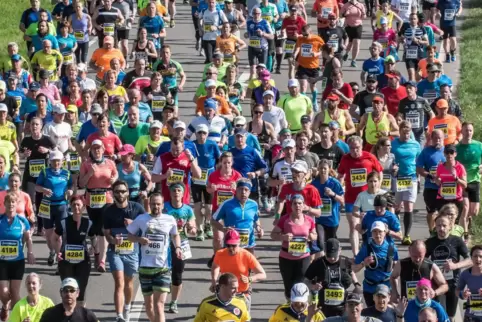 Neben Tausenden Läufern sind beim Weinstraßen-Marathon auch mehr als 600 freiwillige Helfer auf den Beinen. 