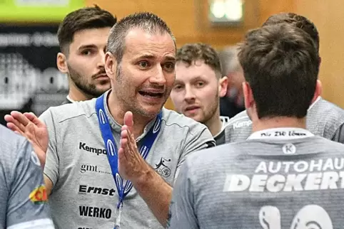 SG-Trainer Klaus-Peter Weinert (links) mahnt sein Team, sich zu Beginn des Top-Spiels von den Mundenheimern nicht überrennen zu 