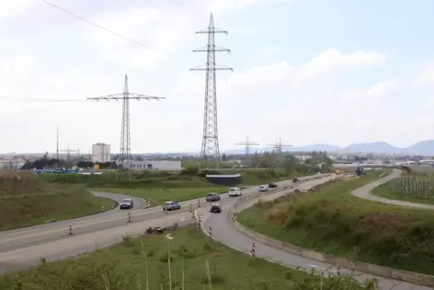 Etwa bei dem Hochspannungsmast wird die Radbrücke die B10 überqueren. 