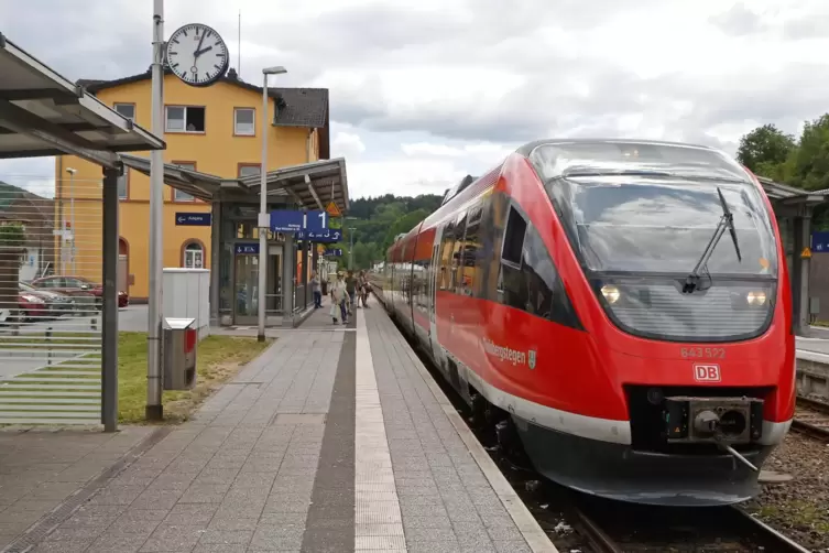 In der zweite Jahreshälfte sind auf der Alsenzbahn (hier der Bahnhof in Rockenhausen) neben Personen- auch Güterzüge unterwegs. 