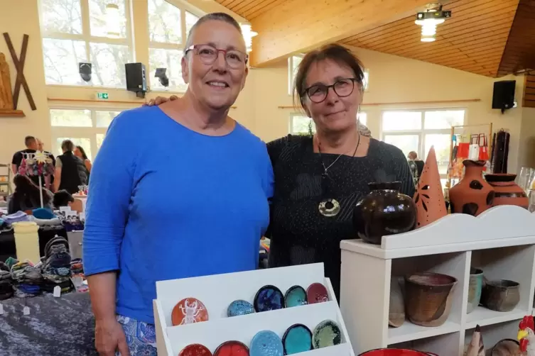  Colette Simon (links) und Ursel Grünewald zeigten ihre Figuren und ihr Geschirr aus Keramik beim letzten Hobbymarkt. 