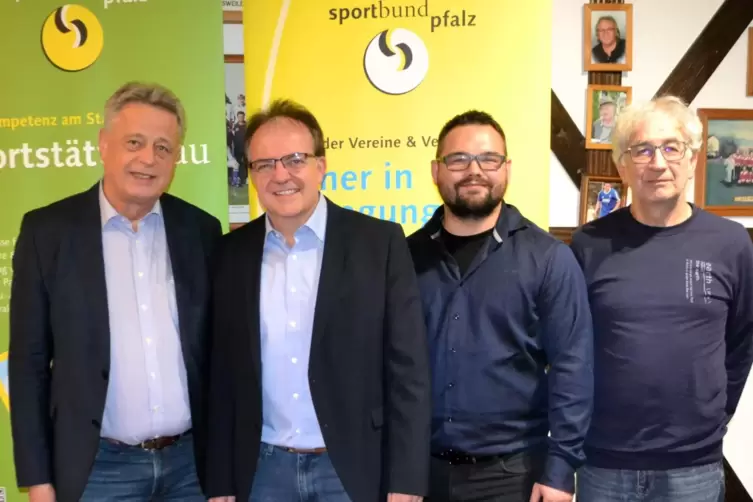 Nach der Wahl: (von links) Ulrich Becker, Vizepräsident des Sportbunds Pfalz, Jürgen Gundacker, Jeremy Lang und Sven Greiner. 