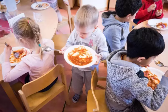 Mit Essen aus der eigenen Küche: Der Neubau in der Bitz soll auch Verbesserungen für andere städtische Kindergärten bringen.