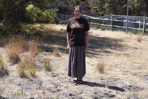 Der GewinnerKathleen Murray steht auf ihrem preisgekrönten Rasen. Der Wettbewerb der verdorrten Gärten hat einen ernsten Hinterg