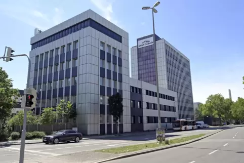 Bleibt mindestens weiter zwei bis drei Jahre stadtbildprägend: das Verwaltungsgebäude der Saint Gobain Isover G+H AG in der nach