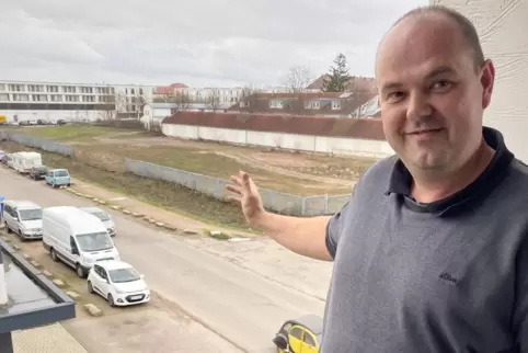 Christian Bösherz sieht einen hohen Parkdruck in der Paul-von-Denis-Straße - jetzt schon, obwohl noch nichta lle Grundstücke beb