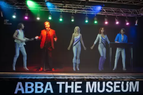 Let’s dance: Markus Söder rockt mit virtuellen Abba-Sängern.