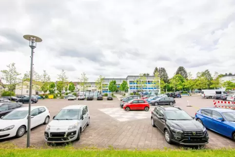 Noch bestimmen Autos das Bild des Marktplatzes.