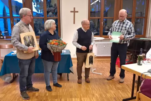 Stefan Stroh (rechts) gratuliert (von links) Jürgen und Margot Bohl sowie Klaus Berger zur 40-jährigen Mitgliedschaft.