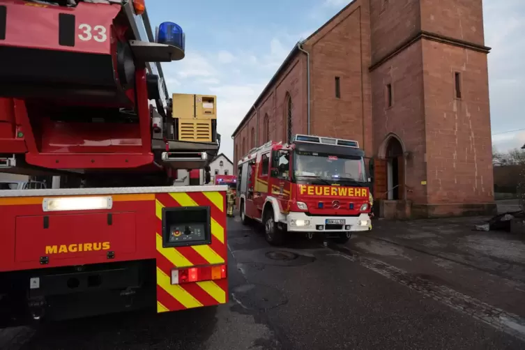 Am vergangenen Montag: Feuerwehrautos vor der Carlsberger Kirche. 