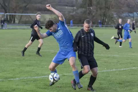 Gino Pascal Meyer (rechts) von TuS Bolanden, hier im Spiel gegen die SG Münsterappel/Gerbach/Niederhausen, tritt mit seinem Team