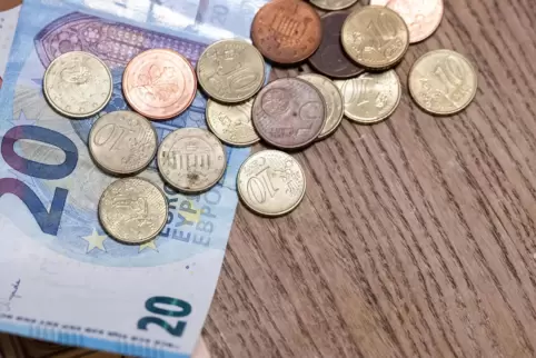 Etwas Bargeld und andere Dinge hat der mutmaßliche Täter aus Autos gestohlen. 