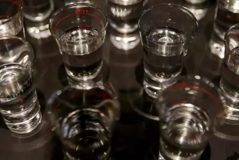 Der Mann hatte zu tief ins Glas geschaut. 