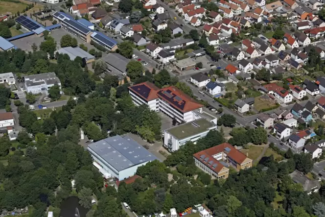 Nahe der Realschule in Bellheim (Bildmitte) befinden sich zwei Großsporthallen, ein Kleinspielfeld und ein S-Bahn-Halt.