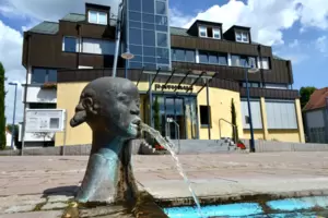 Rathaus Dudenhofen: Die zu Unrecht eingezogenen Ausbaubeiträge beschäftigen die Politik. 