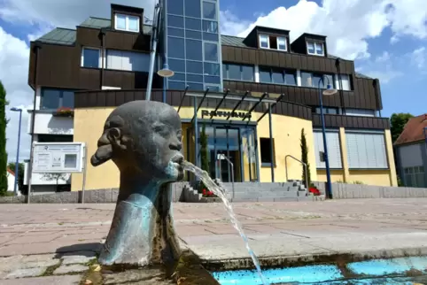 Rathaus Dudenhofen: Die zu Unrecht eingezogenen Ausbaubeiträge beschäftigen die Politik. 