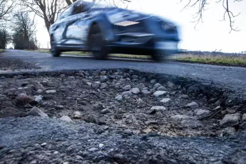 Straße mit Schlagloch: Für die Sanierung maroder Fahrbahnen sollen die wiederkehrenden Beiträge eigentlich ausgegeben werden. 