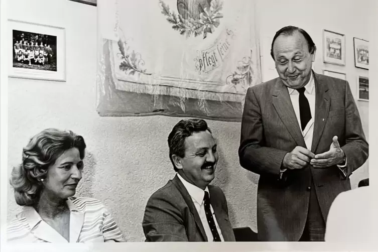 Gut gelaunt: Jürgen Creutzmann mit dem damaligen Außenminister Hans-Dietrich Genscher (rechts) bei dessen Besuch in Dudenhofen 1