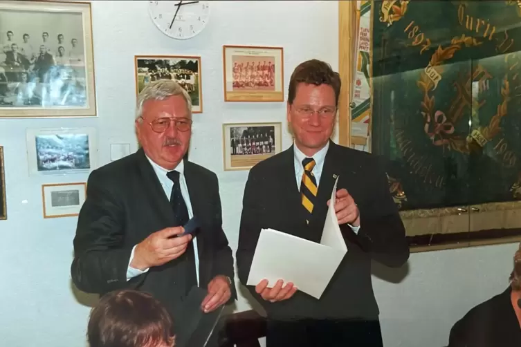 War 2002 in Dudenhofen zu Gast: Der fr&uuml;here Au&szlig;enminister Guido Westerwelle (rechts) mit J&uuml;rgen Creutzmann.