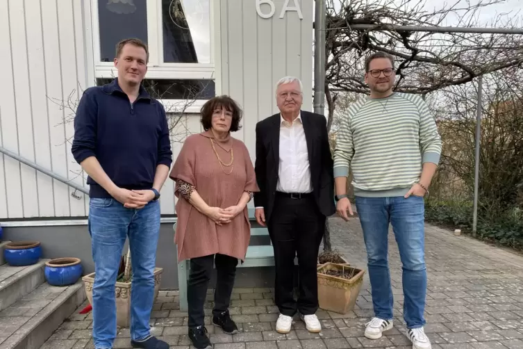 Zwei Generationen: die Gr&uuml;ndungsmitglieder Margit Reichelt und J&uuml;rgen Creutzmann (Mitte) mit den jetzigen Vorstandsmitglieder Ju