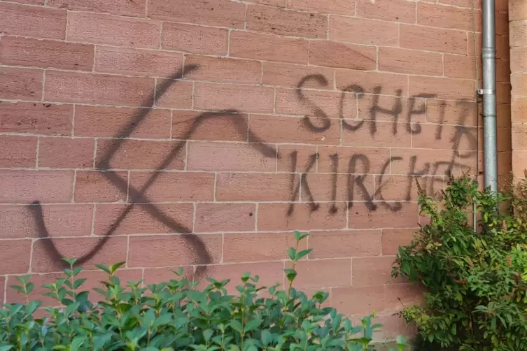 Im Herbst 2021: kirchenfeindliche Schmiererei an der Au&szlig;enwand. 