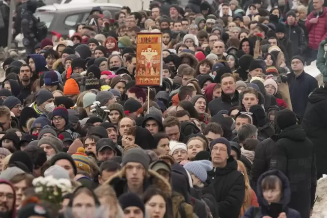 Dem Kreml zum Trotz: Tausende trauern um Nawalny.