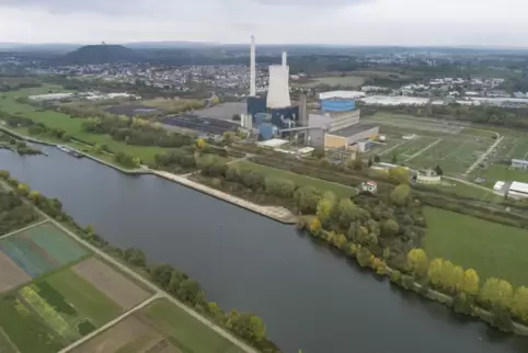 Das stillgelegte Kohlekraftwerk Ensdorf liegt direkt an der Saar. Der US-Halbleiter-Hersteller Wolfspeed plant den Bau eines Wer