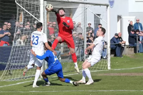 Zur Stelle: Mechtersheims Torwart Maxime Klein rettet.