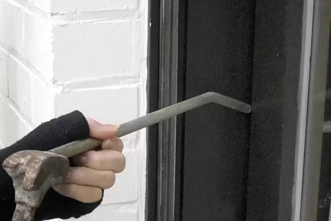 Versuchter Einbruch: Die Täter nutzten Werkzeug, um die Tür aufzuhebeln.