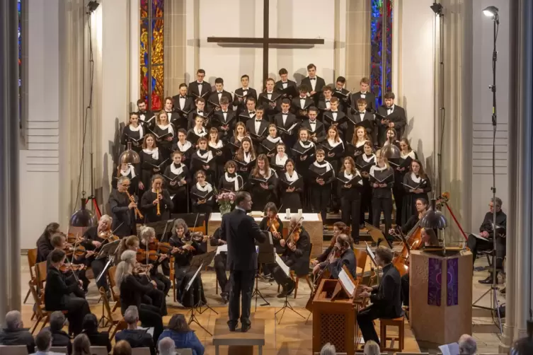 Jochen Steuerwald leitete das „Bach pur“-Konzert der Evangelische Jugendkantorei der Pfalz , mit dem Dresdner Barockorchester in