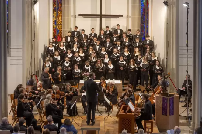 Jochen Steuerwald leitete das »Bach pur«-Konzert der Evangelische Jugendkantorei der Pfalz , mit dem Dresdner Barockorchester in