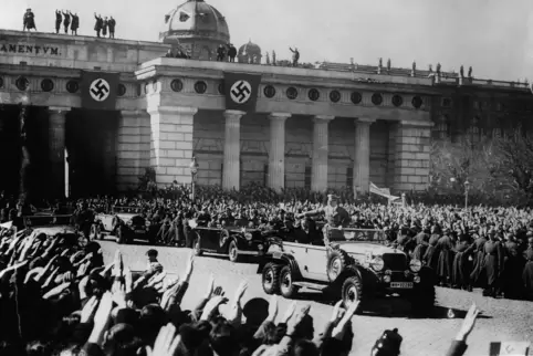 Adolf Hitler nach dem „Anschluss Österreichs“ vor der Hofburg in Wien: Die Menschen jubeln ihm zu. 