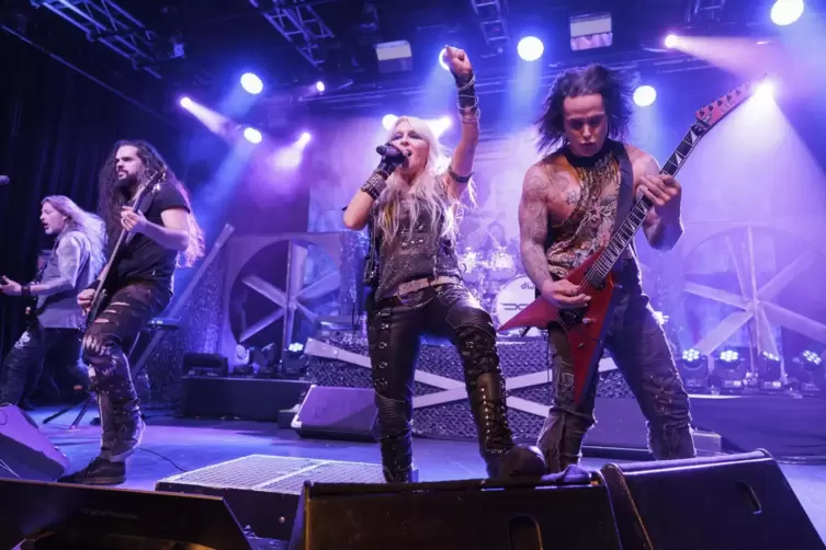 Unterst&uuml;tzt wurde Doro von ihren vier versierten Musikern, den beiden Gitarristen Bill Hudson und Bas Maas, dem Bassisten Stefan