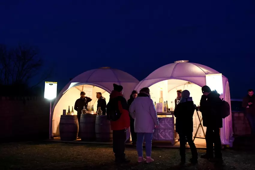 Ausschank im Iglu-Zelt.