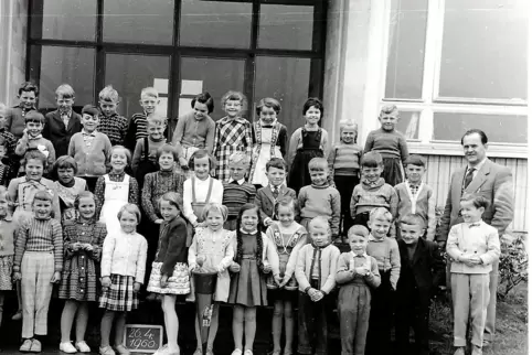 Die Erst- und Zweitklässler aus Merzalben im April 1960 mit ihrem Lehrer Gottfried Kling (rechts). 