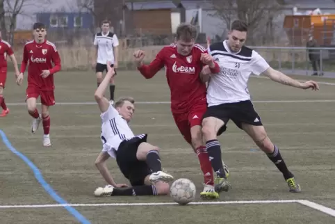 Gleich gibt es Elfmeter: Zwei SG-Spieler foulen Contwigs Johannes Heubeck (Mitte). 