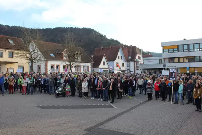300 Menschen hatten sich am Sonntag auf dem Rathausplatz in Hauenstein versammelt.