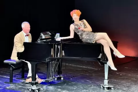 Pianist Stefan Bernhardt und Chanson-Sängerin Anna Janina auf der Werkstattbühne des Pfalztheaters.