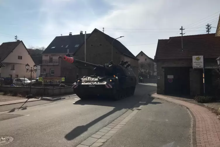 Dieser Panzer in Waldgrehweiler ist kein alltäglicher Anblick. Er ist einer von 40, die an einer Übung teilnehmen. 