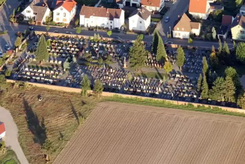 Aus der Luft: Im Schlittweg am Friedhof in Otterstadt parken immer wieder Wohnwagen in den Parkbuchten. 