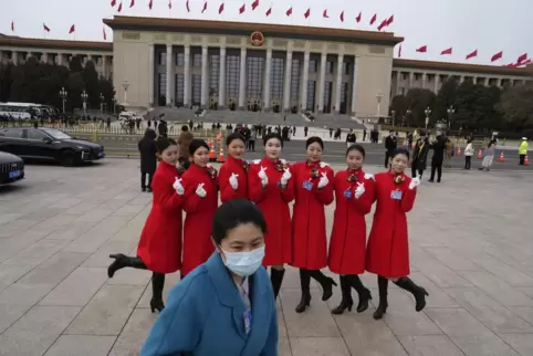 Chinesische Hostessen posieren vor der Großen Halle des Volkes in Peking. 