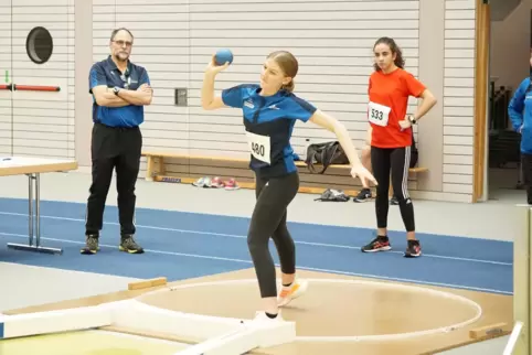 Doppel-Westpfalzmeisterin: Linn Spiekermann vom LAZ Zweibrücken gewinnt in der U15 sowohl das Kugelstoßen als auch den 50-Meter-