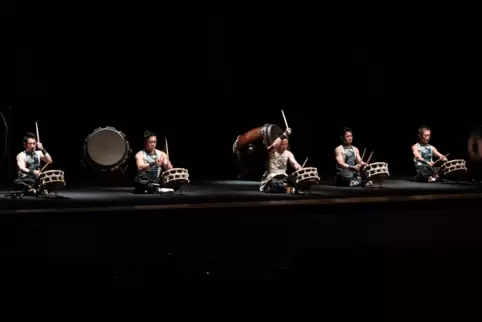 Der stellenweise etwas martialisch anmutende, streng ritualisierte Auftritt des Taiko-Ensembles Fu-un no Kai war der unbestritte