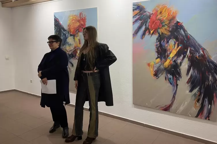 Galeristin Ingrid Bürgy-de Ruijter und Maria Trezinski vor zwei Bildern Trezinskis mit den Titel „Adel“.
