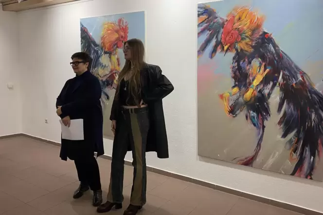 Galeristin Ingrid Bürgy-de Ruijter und Maria Trezinski vor zwei Bildern Trezinskis mit den Titel »Adel«.