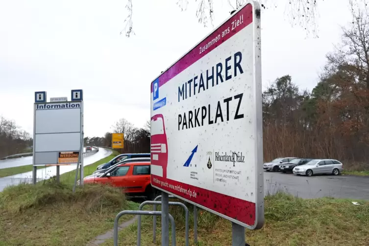 Mitfahrerparkplatz: zwischen Speyer und Schifferstadt.